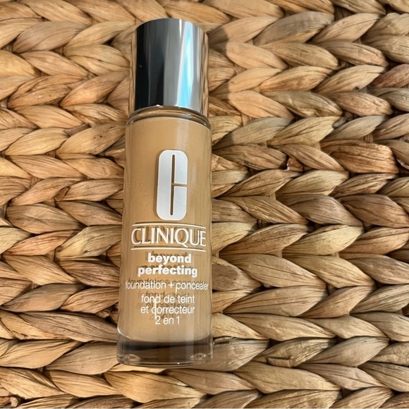 Clinique Beyond Perfecting 2 in 1 Foundation & Concealer in Cork - Picture 2 of 5